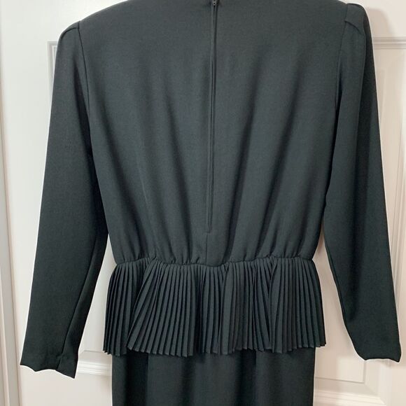 Vtg Henry Lee Size 8 Petite classic black dress with pleated waist ruffle detail - Picture 2 of 5